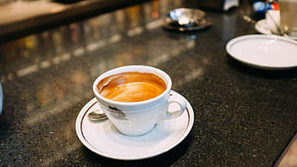 Caffè al bancone: barista denunciato per violazione ordinanza Coronavirus