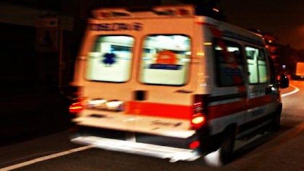 Sei coltellate al torace: gravissima donna di 66 anni, arrestato il figlio