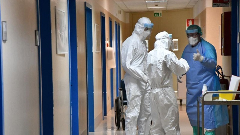 Ma se è un maratoneta, perché il 38enne di Codogno, il “paziente uno”, è ancora in così gravi condizioni?