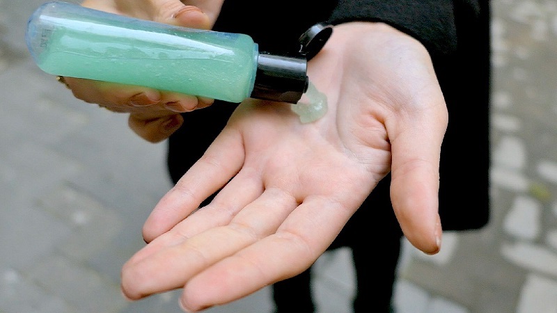 Disinfettanti fatti in casa: boom di intossicazioni, soprattutto nei bambini