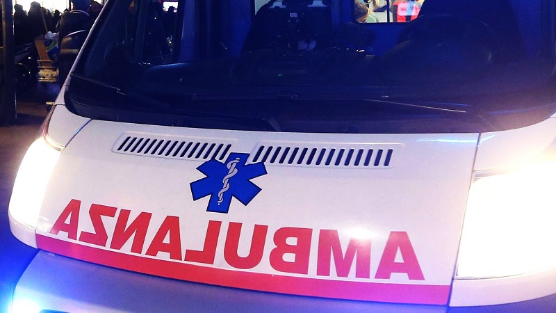 Accoltella al volto la compagna e scappa: caccia all’aggressore