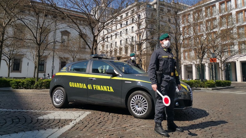 Tenta la fuga in macchina per evitare i controlli ma sbatte sui paletti del marciapiede