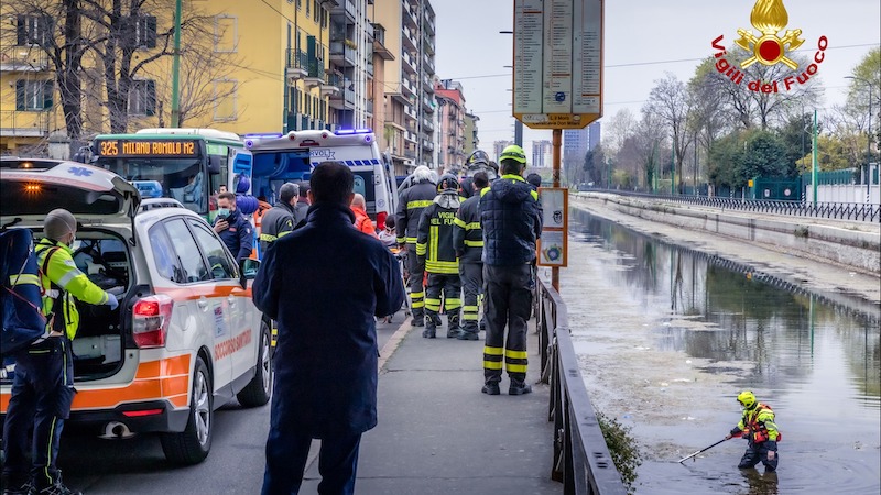 Tenta la fuga dopo la rapina lanciandosi nel Naviglio in secca e si frattura una gamba FOTO