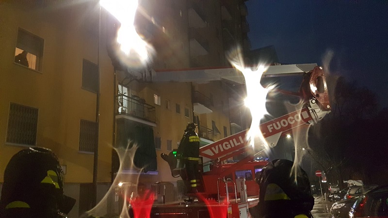 Gatto sul balcone senza cibo e acqua: salvato dalla polizia locale e pompieri