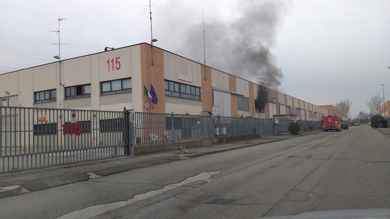 Incendio nel capannone di fianco alla caserma dei pompieri