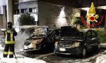 Due macchine e un furgoncino avvolti dalle fiamme questa notte FOTO e VIDEO