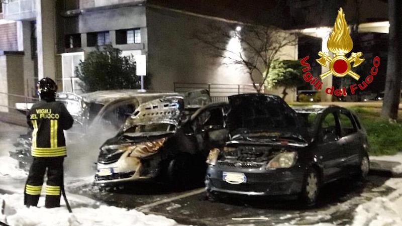 Due macchine e un furgoncino avvolti dalle fiamme questa notte FOTO e VIDEO