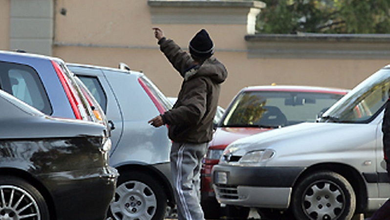 Parcheggiatori e venditori abusivi: scattati i primi quattro Daspo urbani