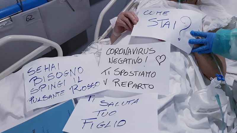 I messaggi delle infermiere al paziente sordo: “Come stai? Ti saluta tuo figlio”. La foto che commuove