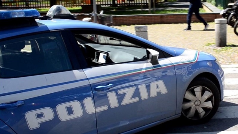 Accoltella alla testa la compagna per motivi di gelosia e scappa