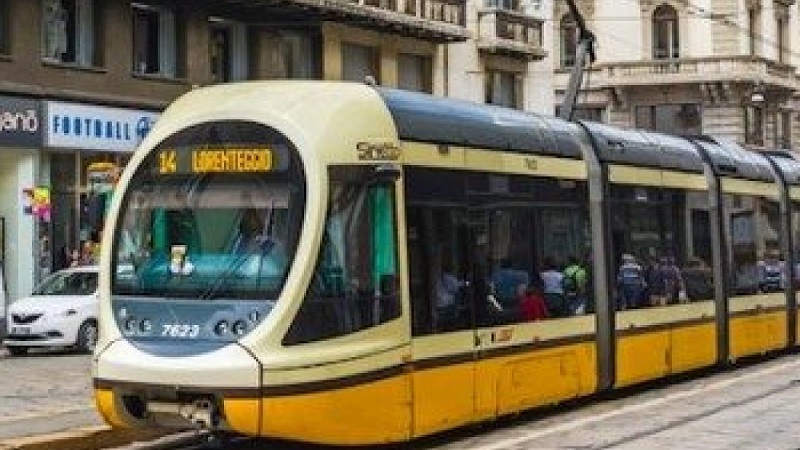 Lite sul tram per i piedi sul sedile: “Razzista, il bambino è autistico” VIDEO