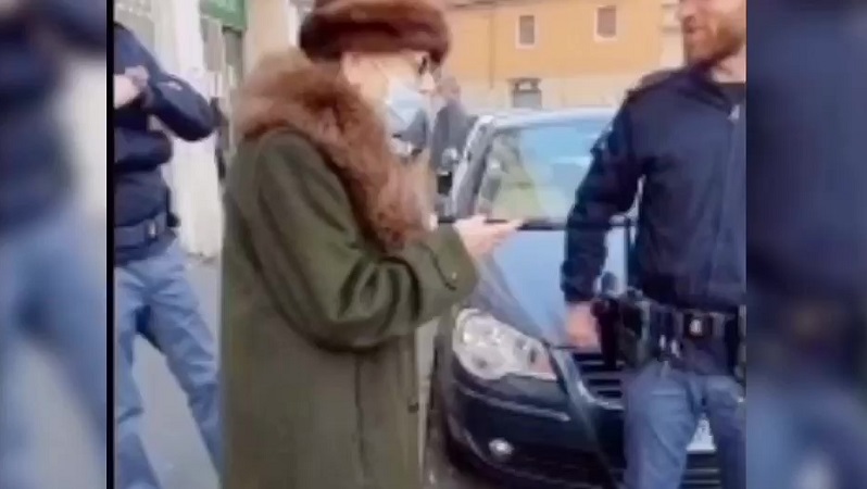 Storie di generosità: la polizia aiuta una 90enne, i carabinieri ricaricano il telefono a una 82enne VIDEO