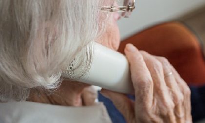 Una telefonata dei giovani agli anziani tutti i giorni per sapere come stanno durante l'emergenza