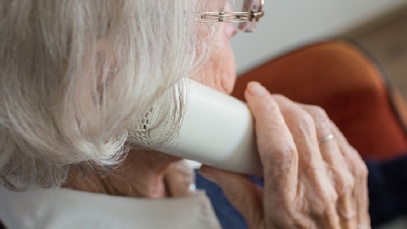 Una telefonata dei giovani agli anziani tutti i giorni per sapere come stanno durante l’emergenza