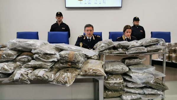 Oltre 5 chili di marijuana nascosti in casa e in macchina: arrestato ultrà del Milan