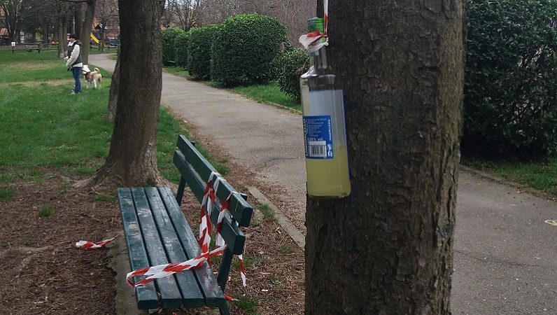 Vandalismi al parco della Baronella: incivili spaccano le recinzioni e sporcano l’area