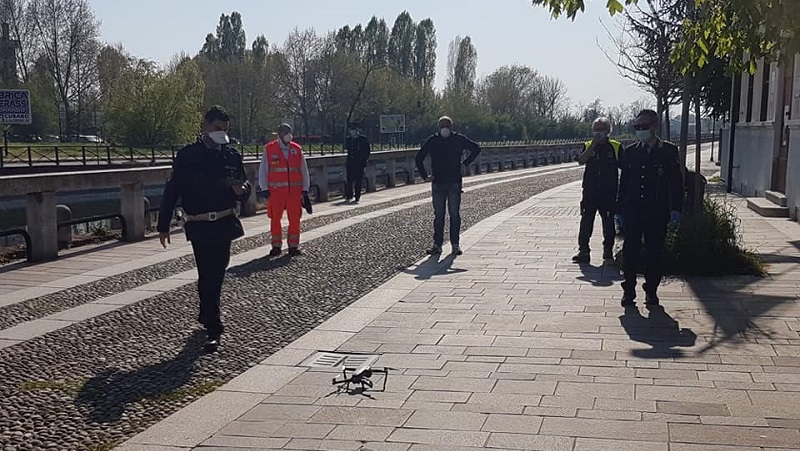 Troppe persone violano i divieti: polizia locale al lavoro fino alle 22