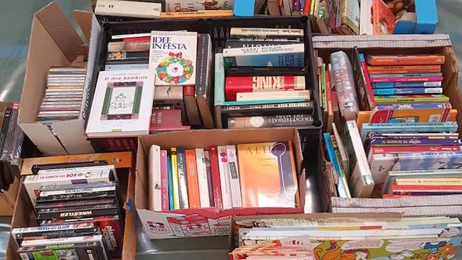 Spesa solidale: c’è anche un libro nel pacco in dono alle famiglie bisognose