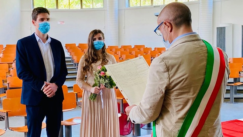 Matrimonio ai tempi dell’emergenza con mascherine e solo i testimoni. Auguri agli sposi! FOTO