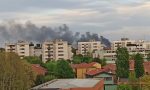 Incendio tra Assago e Milano: pompieri al lavoro per spegnere il rogo VIDEO e FOTO