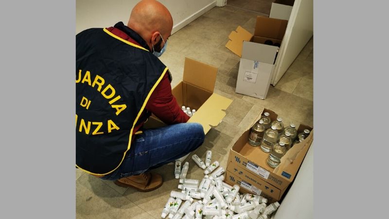 Gel disinfettanti venduti senza autorizzazione: maxi sequestro dei Finanzieri