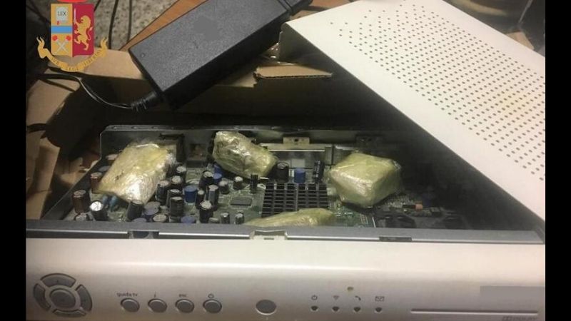 Droga nascosta nel decoder della tv: arrestato spacciatore