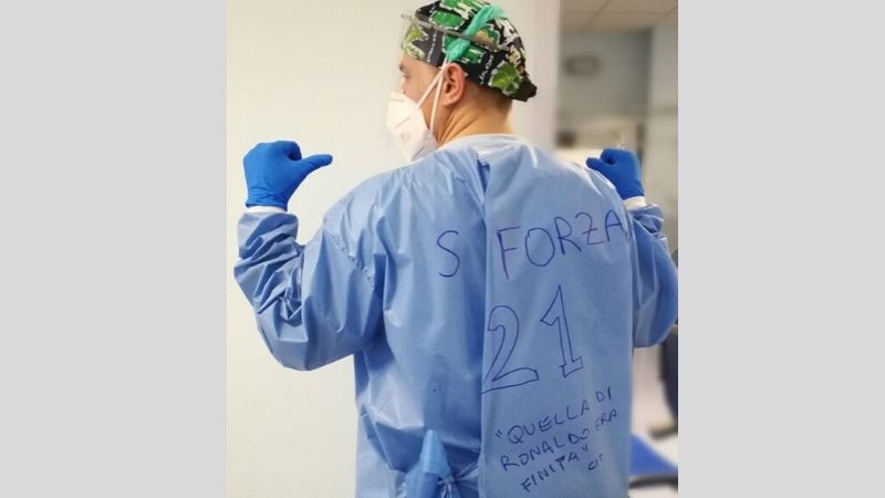 All’ospedale Niguarda l’infermiere con il camice “Sforza”: “Quello di Ronaldo era finito”