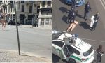 Passeggia completamente nudo per strada: fermato dalla polizia locale VIDEO e FOTO