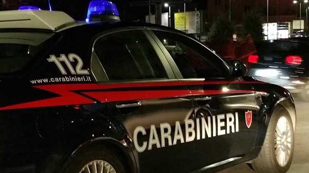 Rapinatore (con mascherina) prende a calci una donna per rubarle il cellulare: arrestato