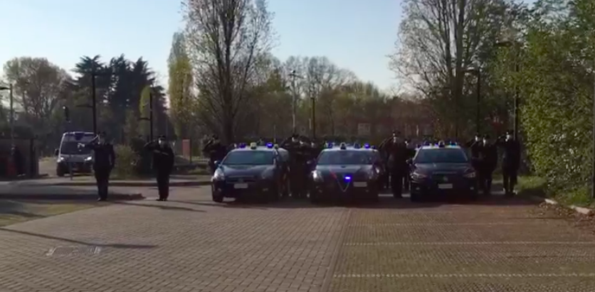 Coronavirus: l’omaggio dei carabinieri della Compagnia di Corsico ai sanitari dell’Humanitas VIDEO