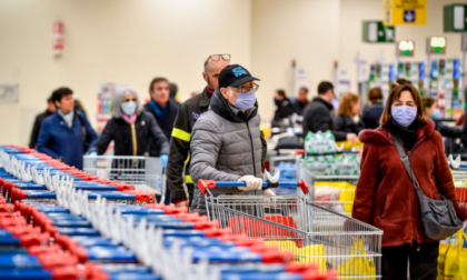 L'appello dei sindacati: "Lavoratori dei supermercati a casa a Pasqua e Pasquetta"