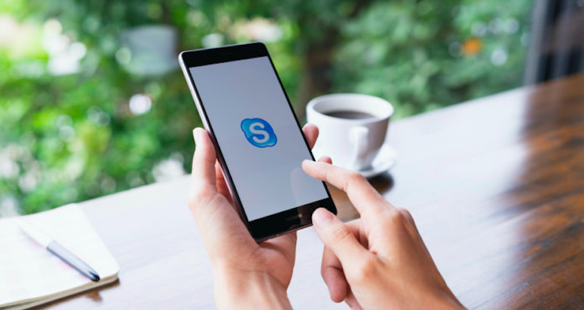 Poca dimestichezza con lo smartphone per videochiamare? In aiuto Attivamente