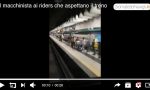 Il macchinista ai riders che aspettano il treno: "Eccoli tutti qua, ma vaff..." VIDEO