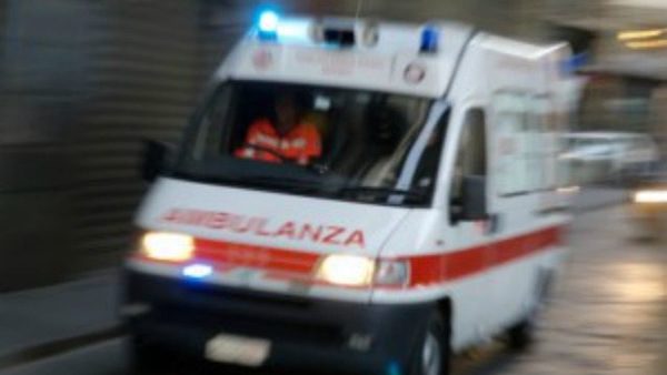 Tenta di uccidere la moglie prendendola a martellate in testa: donna gravissima in ospedale