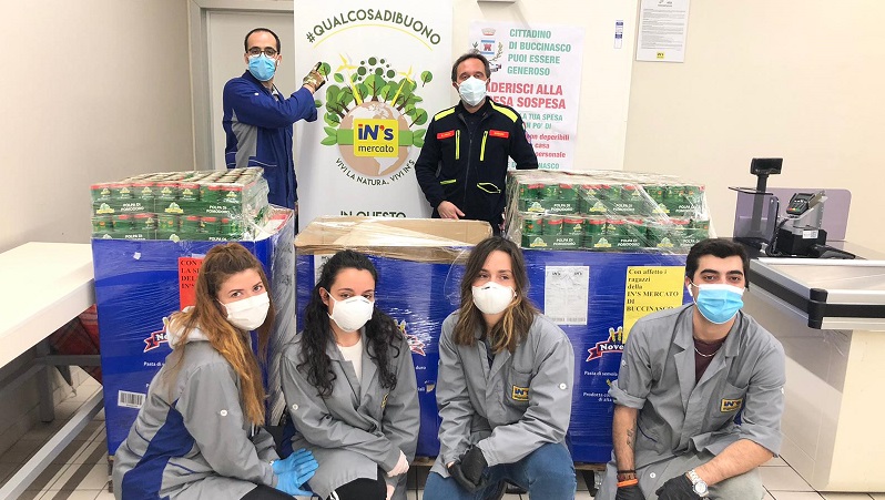 I dipendenti del supermercato In’s donano prodotti per le famiglie bisognose FOTO
