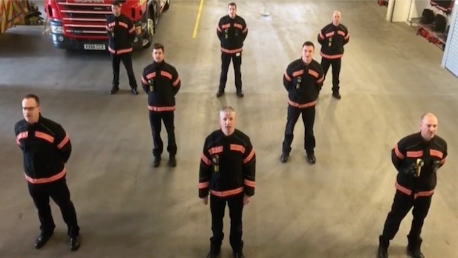 I pompieri del Regno Unito cantano Bella ciao per i colleghi italiani VIDEO