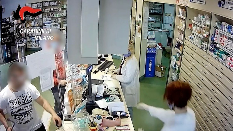 Rapina una farmacia e usa i soldi per la droga: arrestato dai carabinieri VIDEO