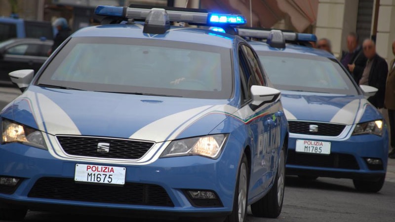 Spacciatore arrestato, durante le perquisizioni gli amici aggrediscono i poliziotti
