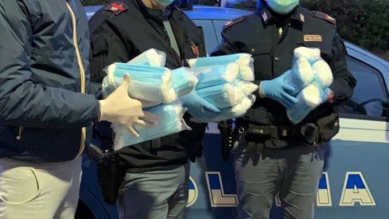 In auto con oltre 5mila mascherine senza autorizzazione: 6.300 euro di multa