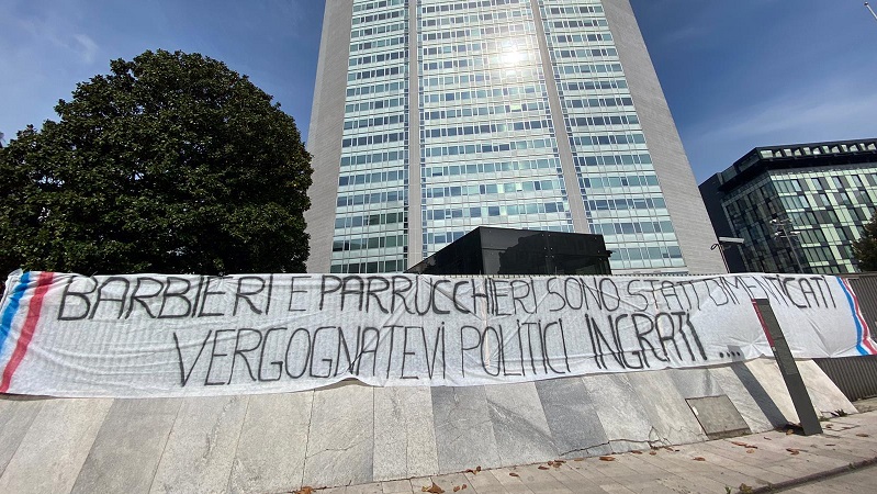 La protesta di barbieri e parrucchieri in Regione: “Noi abbandonati, politici ingrati”