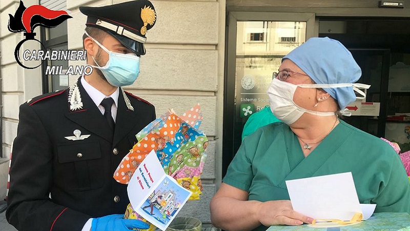 I carabinieri distribuiscono uova e colombe negli ospedali