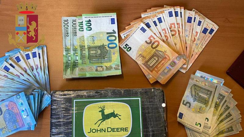 Nasconde cocaina nello zaino e aggredisce i poliziotti: arrestato spacciatore