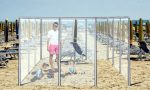 Vacanze al mare? L'idea: divisori in plexiglass in spiaggia per salvare le vacanze FOTO