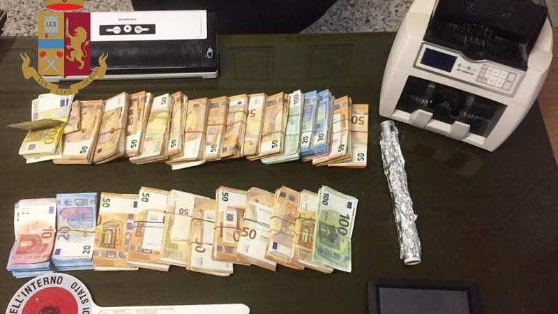 In casa droga e 120mila euro: arrestati padre e figlio e indagata la madre