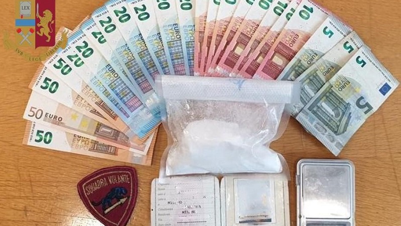 Droga nascosta nel mobile del bagno: arrestato spacciatore