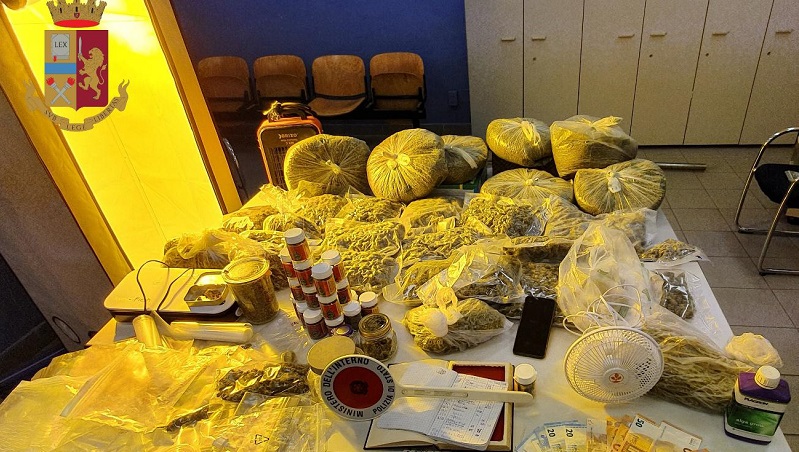 In casa nascondeva oltre 11 chili di marijuana e attrezzature per coltivarla: arrestato