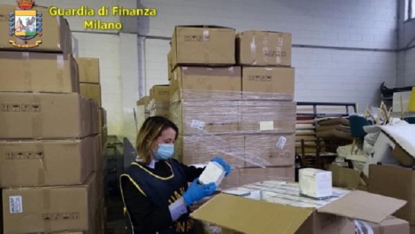 Oltre 240mila mascherine illegali: maxi sequestro della Guardia di Finanza. FOTO