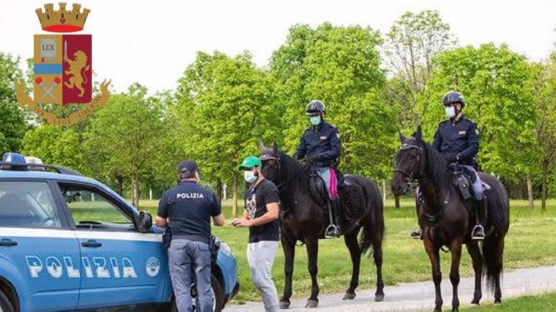 Giovani fermati al parco, uno si rifiuta di dare i documenti e inveisce contro i poliziotti