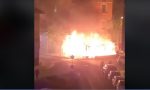 Incendiano nella notte bar e undici auto parcheggiate VIDEO