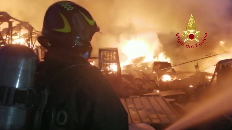 Incendio nell’area sequestrata tra Assago e Milano: pompieri al lavoro per ore VIDEO